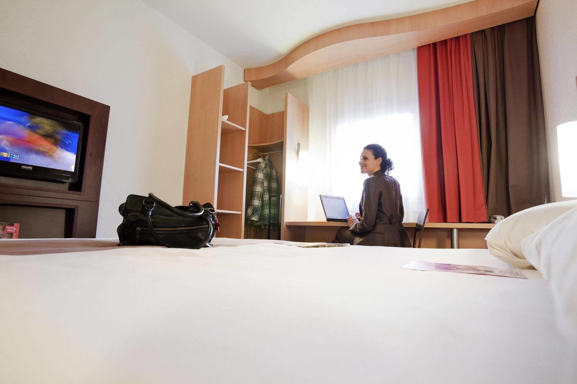 Ibis Lausanne Centre Exterior foto